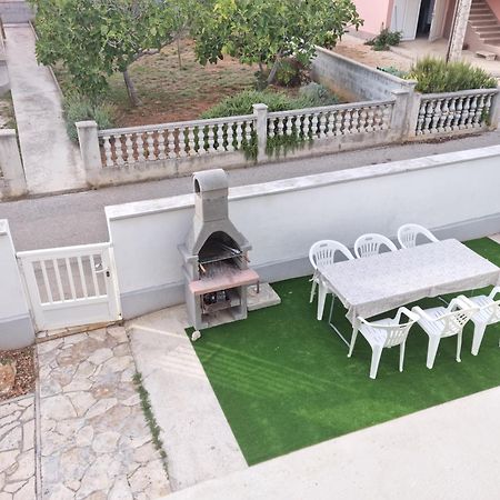 Emi 1 Apartment Vir Dış mekan fotoğraf